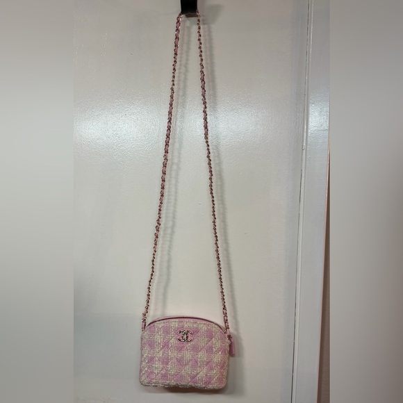 💗GWP BUNDLE💗 Chanel Pink and Cream Quilted
Crossbody & Mirror - Picture 3 of 10
